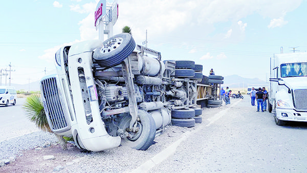 Vuelca tráiler en la zona industrial