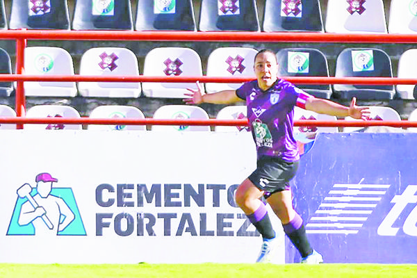 Charlyn Corral pone a Rayadas contra las cuerdas
