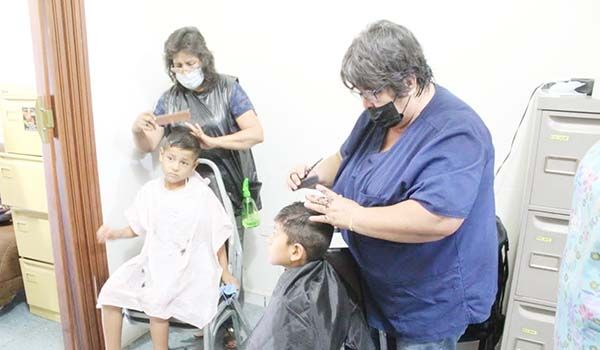 Ofrece cortes gratis ICATEC