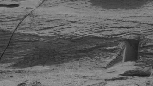 El rover de la NASA detecta una extraña formación rocosa que parece una “puerta alienígena” en Marte