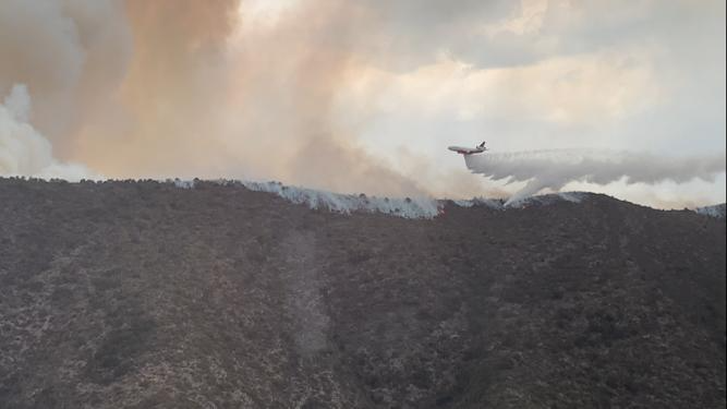 REALIZA DC-10 DESCARGA EN INCENDIO FORESTAL DE SANTA ROSA