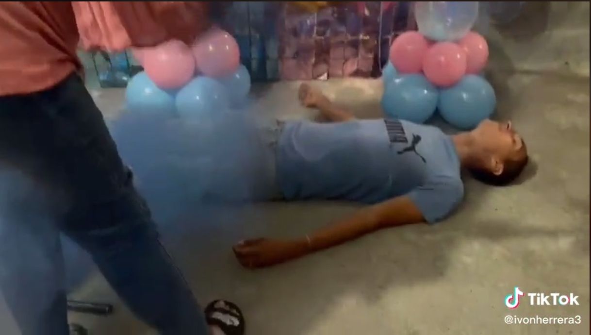 Hombre se desmaya en revelación de género al saber que tendrá un niño; se hace viral: «no lo lleven al parto»