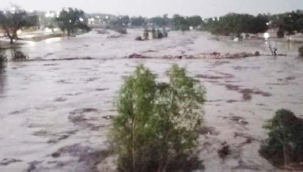 Evacuan a 100 personas, los trasladan a dos albergues