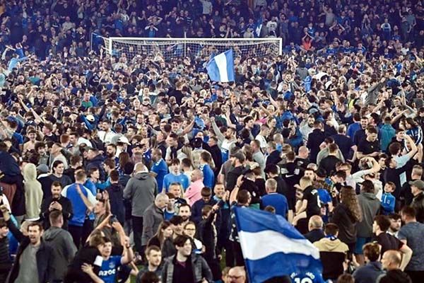 Evade Everton descenso y fans invaden cancha