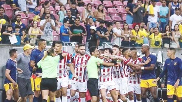 Trata jugador de agredir a árbitra por expulsión