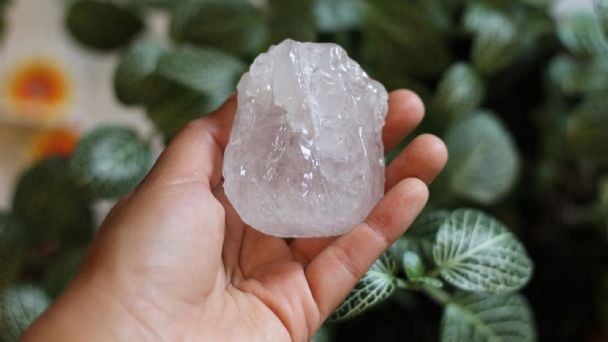 Cómo usar la piedra de alumbre para aprovechar al máximo sus beneficios