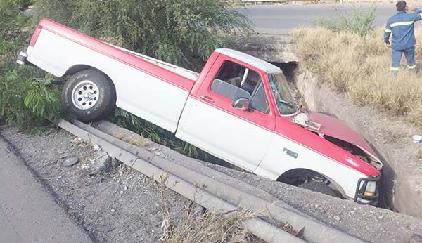 Cae troca de puente en el libramiento CSG