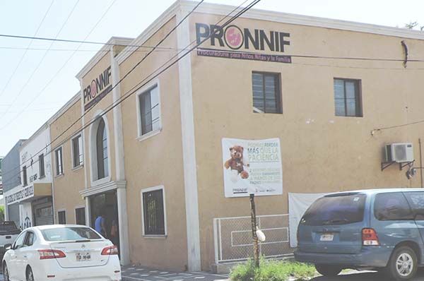 Ebria mujer pelea por su hija en Colinas