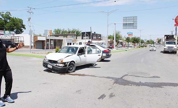 Mujer se atraviesa a un carro y choca