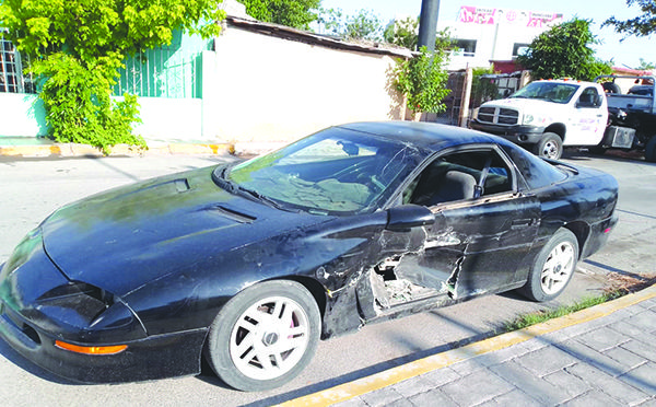 Arremanga Camaro y se trepa a camellón