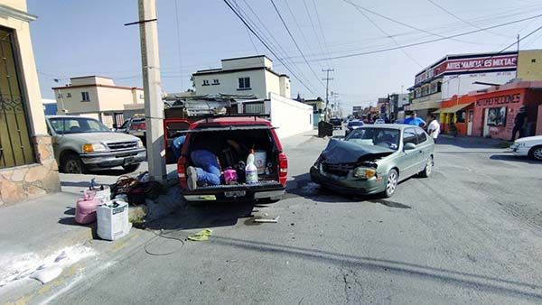 Troca destroza un carro al volarse alto