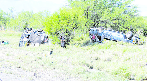 Trágico accidente; se vuelcan paisanos