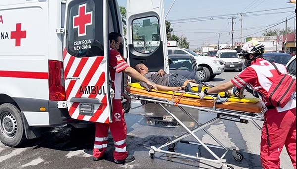 Mujer tumba a un motociclista