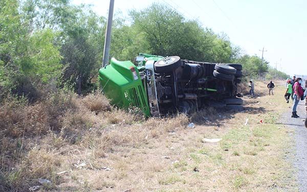 Se voltea en la 57 camión elotero
