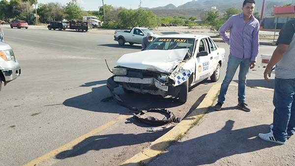 Taxi se embarra contra camioneta
