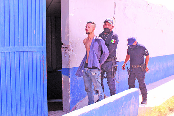 Sorprenden vecinos a ladrón en automóvil