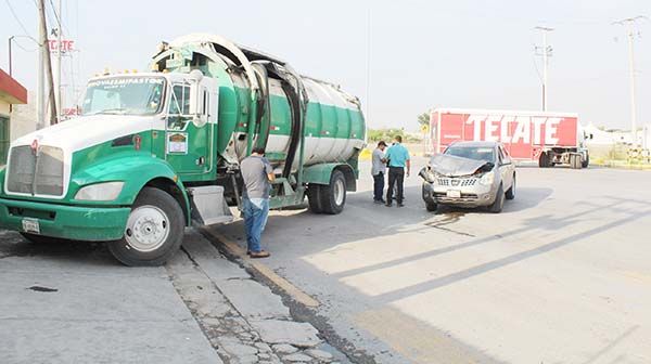 Embarra carro en camión de basura