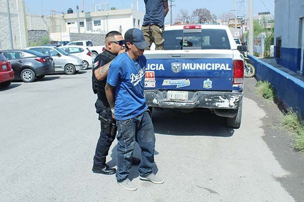 Entran a casa y roban laminas