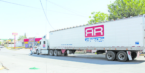 Arranca tráiler cables en zona residencial