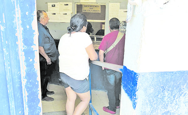 Menor denuncia a mamá golpeadora