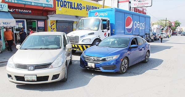 Atrabancada mujer provoca accidente