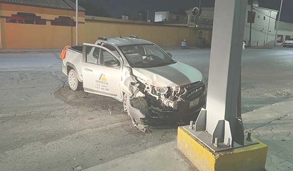 Briago destroza troca tras chocar con poste