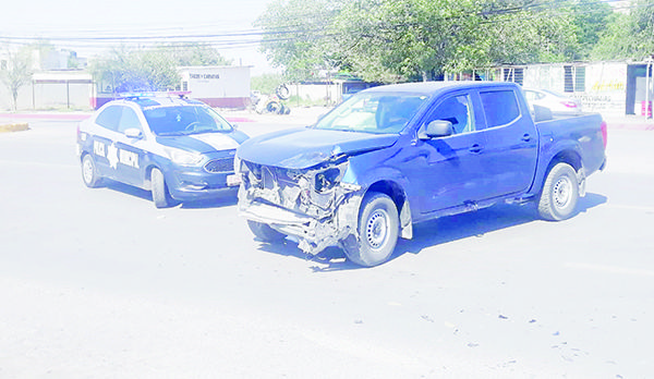 Chocan trocas al invadir carril