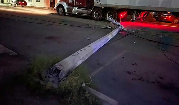Tráiler deja sin luz a varias casas