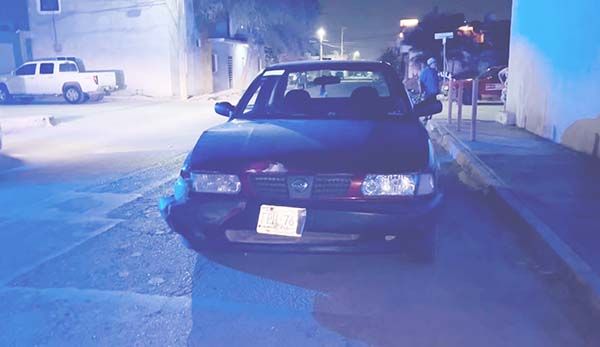 Atrabancado conductor se vuela un alto y choca