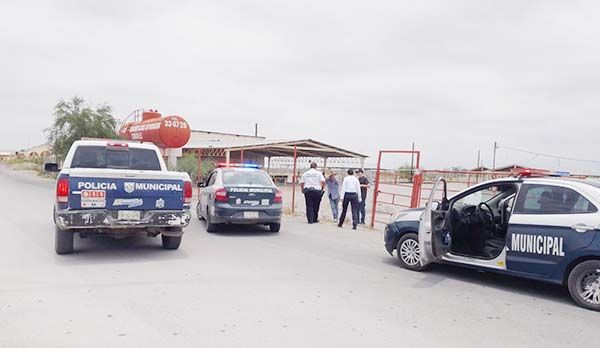Intentan arrebatar a menor de su madre