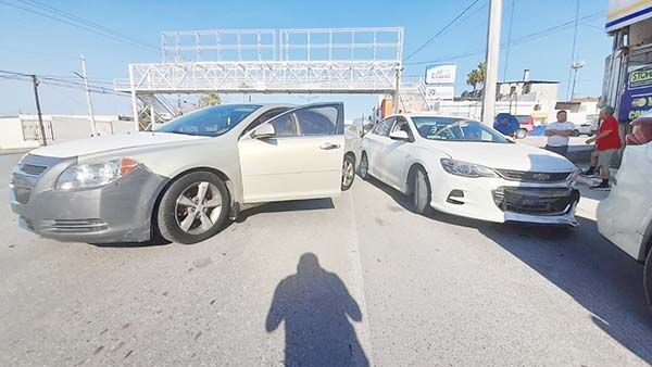 Invade carril y destroza carro