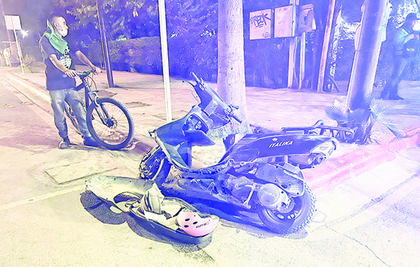 Troca derriba a madre e hijo de motocicleta