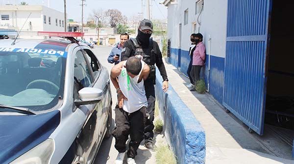 Lo someten policías y se fracturan mano