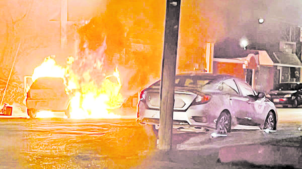 Corto incendia carro