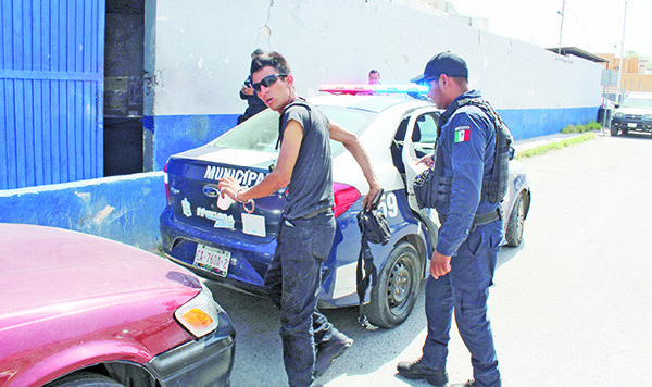 Vecinos reportan a molesto sujeto