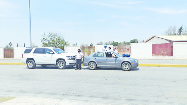 Camioneta da “besito” a carro