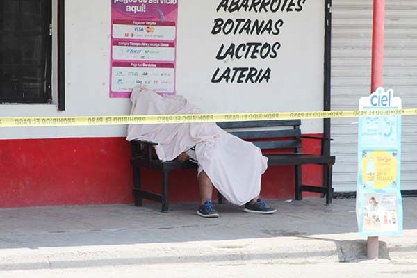 Mecánico encuentra muerte en una banca