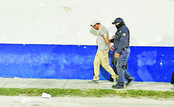 Intenta trío etílico escapar de policía