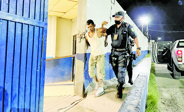 Agrede a esposa y le encuentran cuchillo