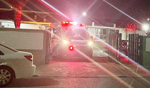Mujer se hace harakiri con botella
