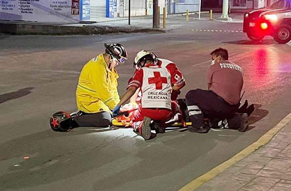 Oficial herido al derrapar su moto