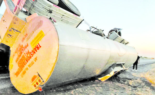 Se voltean pipas repletas de diesel