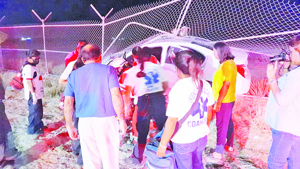 Mujer herida al chocar con barda