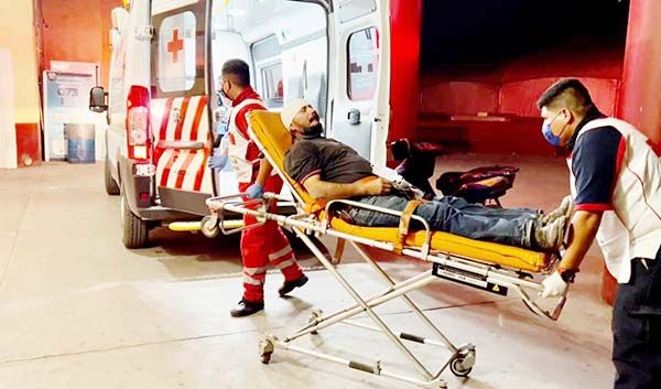 Le dan golpiza y acaba en hospital