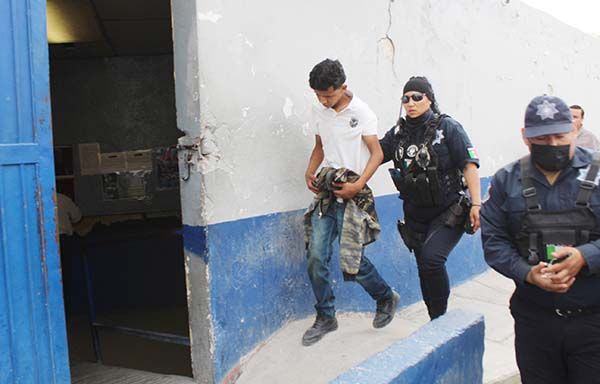 Menor desmantela tubería de SIMAS