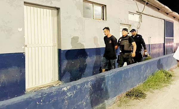 Husmea casas y carga cuchillo