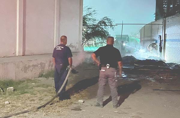 Pirómanos queman dos lotes baldíos y huyen