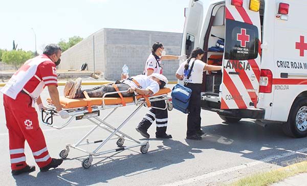 Mujer herida al voltear auto