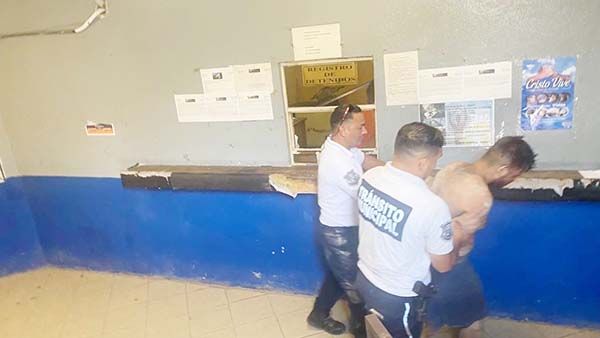 Se mete a casa ajena en paños menores