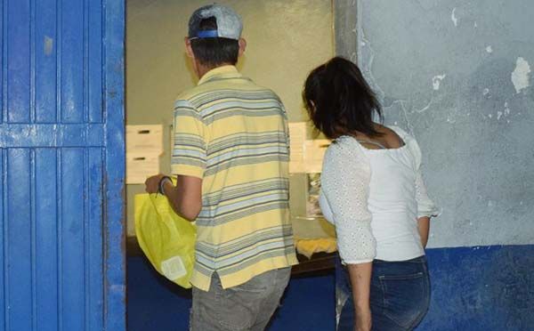 Sorprende estatales a pareja en automóvil
